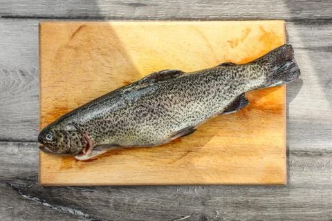 Table top view on raw trout fish on wooden working board, cut, gip, ready to Foto stock