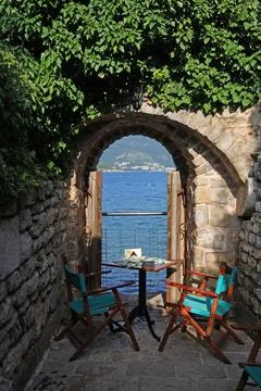 Table for two reserved for a romantic dinner with a view of the Adriatic Se.. 스톡 사진
