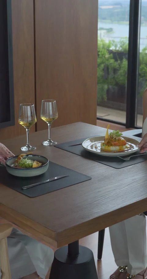 A table with two wine glasses and two napkins on it Stockbeeldmateriaal 331379826