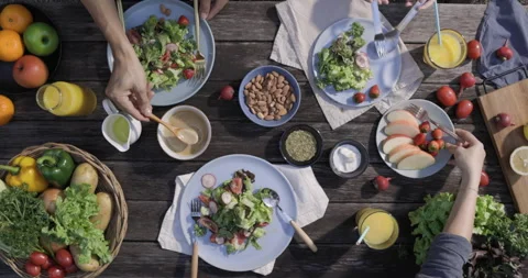 Table with a variety of vegetables in a plate, set for a delicious and heal.. Vídeo Stock 266805909