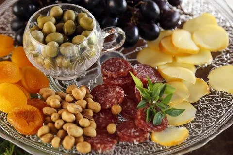 Table with various snacks - party buffet with various savory foods Foto stock