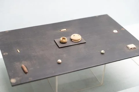 A table with a white base and a black top. in Chennai Stock-Fotos