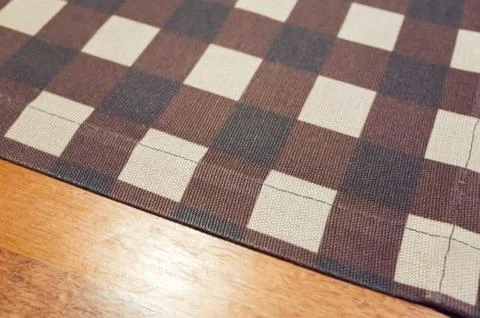 Tablecloth with checker pattern over wooden table Stockfoto's
