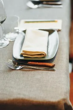 Tablecloth holds elegant dinnerware and napkin Stockfoto's