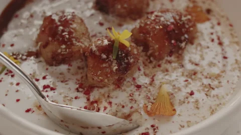 Tablespoon of the tender mousse with a slice of caramelized banana 스톡 동영상 154149046