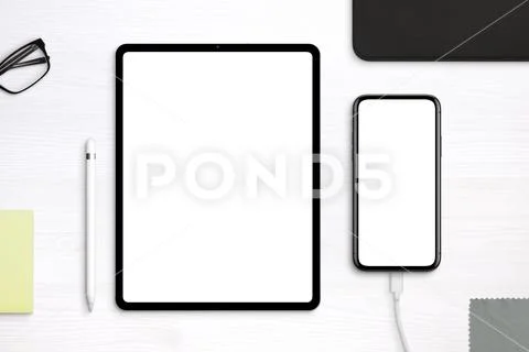 Tablet and phone mockup on desk. Top view, flat lay scene PSD-Vorlage