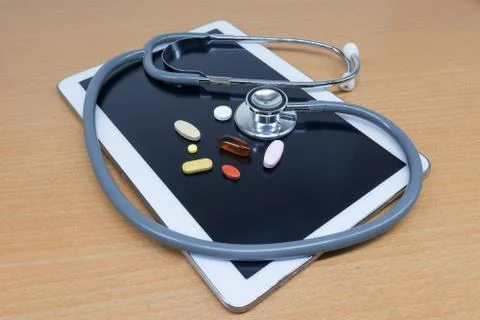 Tablet and stethoscopes on table Foto stock