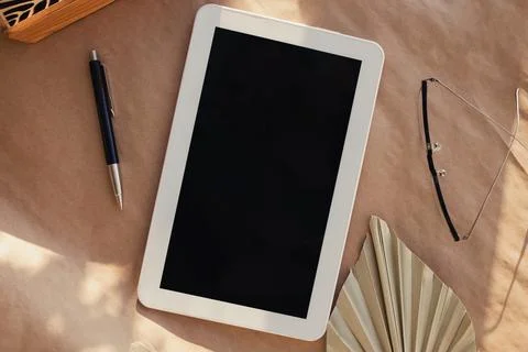 Tablet with blank black screen on a craft paper Foto stock
