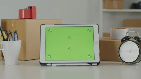 Tablet with blank green screen template on the table and having parcel box. Vidéo 155097081