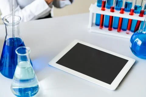 Tablet computer in chemistry laboratory. Foto stock