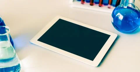 Tablet computer in chemistry laboratory. Foto stock