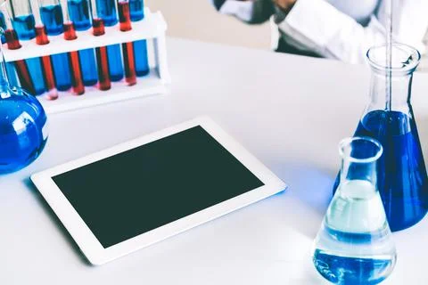 Tablet computer in chemistry laboratory. Foto stock