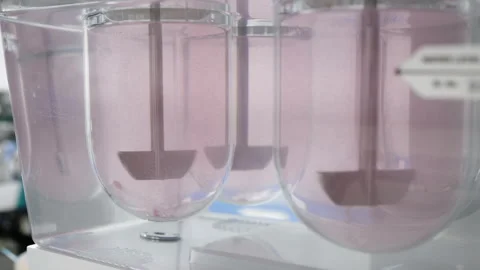 Tablet dissolution test apparatus, tablets disintegrating. machine working. Vidéo 273156296