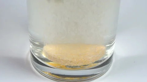 The tablet is dissolved in a glass Vídeo Stock 119280613