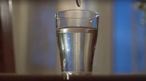 Tablet dissolves in water  Video stock 65969269