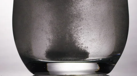 Tablet dissolving in water Video stock 57483670