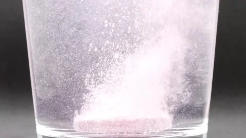 Tablet dissolving in water turning pink 库存影片 252557738