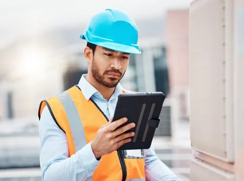 Tablet, engineering and man with air conditioner on roof for repair, maintenance Foto stock