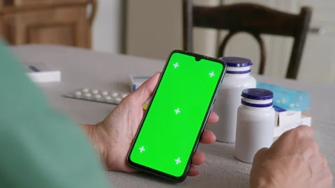 Tablet with green screen chromakey display in elderly woman hand Video stock 265004833