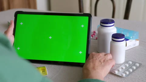 Tablet with green screen chromakey display in elderly woman hand Stock Footage 265005085