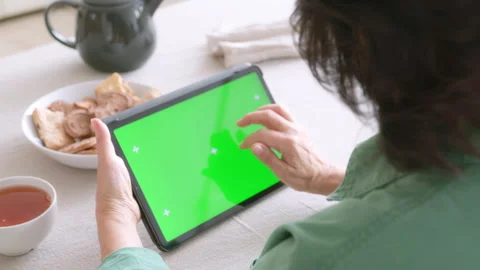 Tablet with green screen chromakey display in elderly woman hand Stock Footage 265005233