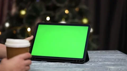 Tablet with green screen in hands Video stock 239033073