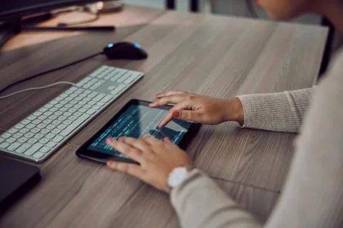 Tablet, hands and programmer screen for coding or programming on desk in office Stock-Fotos