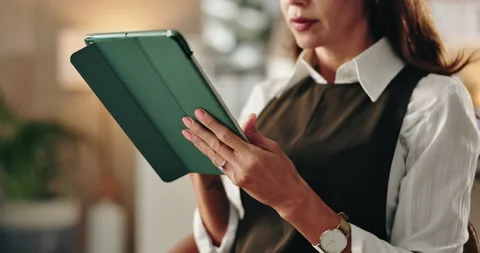 Tablet, hands and typing for administration, online and information of data Vídeos de archivo 293846681