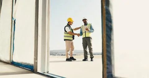 Tablet, men and handshake for construction partnership, development agreeme.. 스톡 사진
