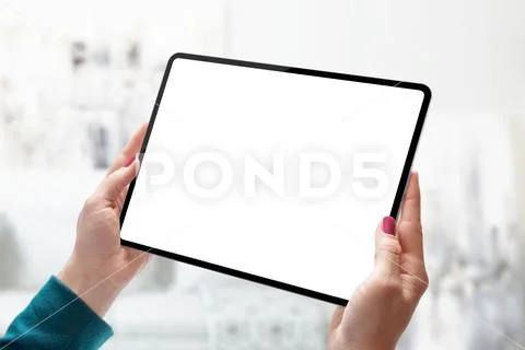 Tablet mockup close-up in woman hands PSD-Vorlage