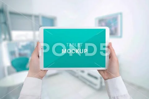Tablet mockup in nurse hands. Hospital room in background PSD-Vorlage