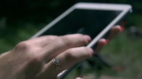 Tablet PC in the forest close 库存影片 39306952