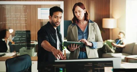 Tablet, programmer and feedback with business people in office for web deve.. Foto stock