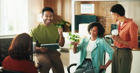 Tablet, programmer and support with business people in office for app devel.. 스톡 사진