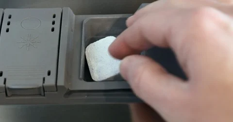 Tablet to putting in dishwasher tray Video stock 87816637