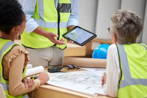 Tablet, screen and engineering people with blueprint proposal, collaboration and Foto stock