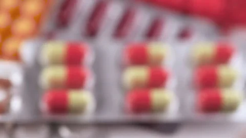 The tablet squeezes out of the blister 스톡 동영상 82261928