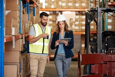 Tablet, team and talking in warehouse for distribution planning, delivery s.. 스톡 사진