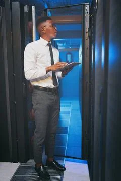 Tablet, technician or black man in data center for inspection, software update Foto stock
