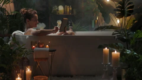 Tablet Time - Relaxing in a Tranquil Bath Vídeo Stock 314624483