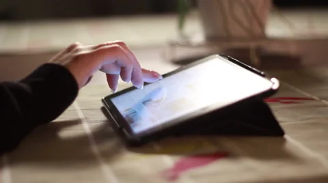 Tablet tracking shot 動画素材 44056867
