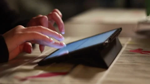 Tablet tracking shot Stockbeeldmateriaal 44057100