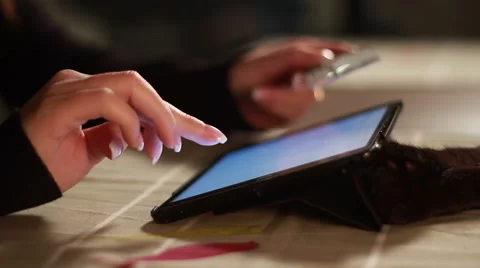 Tablet tracking shot 库存影片 44057412