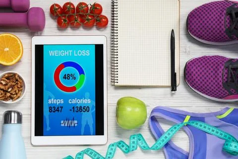Tablet with weight loss calculator application, fitness items and different.. Foto stock