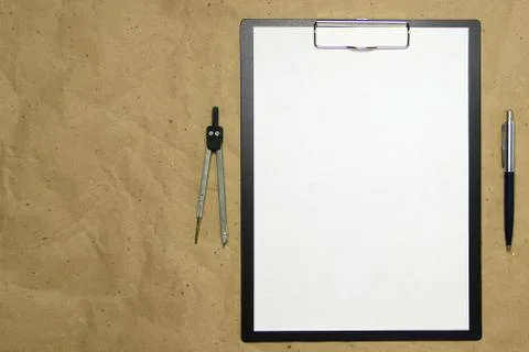 A tablet with a white sheet of A4 format on a beige craft paper. Foto stock