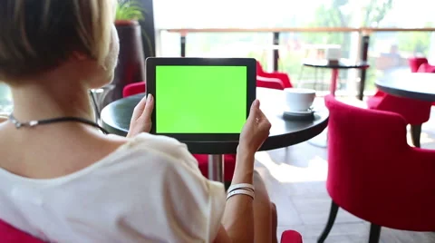 Tabletcomputre green cafe Vídeo Stock 45860923