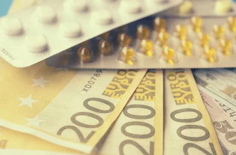 Tablets and banknotes. The concept of imposing medical drugs. Foto stock