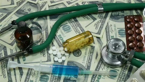 Tablets and syringe with dollars and moving camera 動画素材 89452664