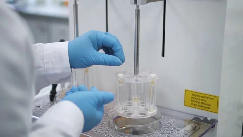 Tablets being tested in the dissolution apparatus at the pharmaceutical lab Spbd Vidéo 130496242