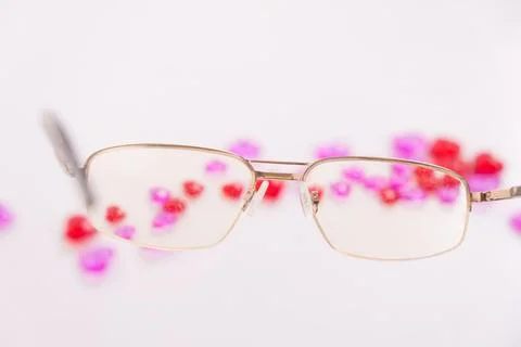 Tablets, capsules for vision. Vitamins in the form of hearts with glasses on a 스톡 사진